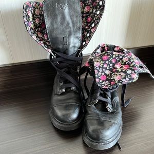 Doc Martens mid calf boots, black leather they are a US 8 size or EU 39.